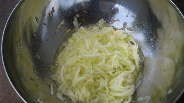 кабачковые оладьи с козьим сыром и йогуртовым соусом