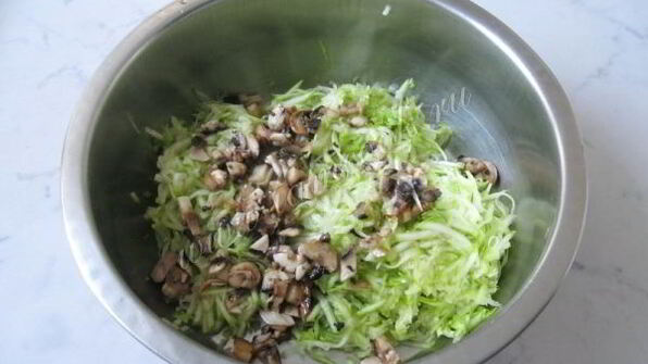 кабачковые оладьи с мясом и грибами