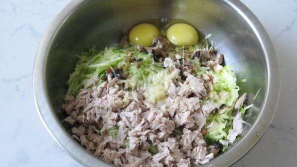 кабачковые оладьи с мясом и грибами