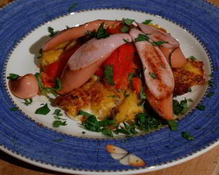 Картофельные оладьи и запеченный перец с сосисками