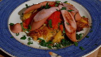 Картофельные оладьи и запеченный перец с сосисками