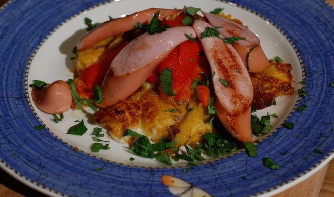 Картофельные оладьи и запеченный перец с сосисками