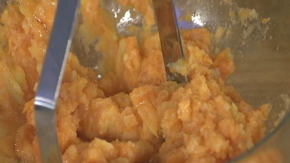 картофельные оладьи и запеченный перец с сосисками