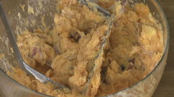 картофельные оладьи и запеченный перец с сосисками