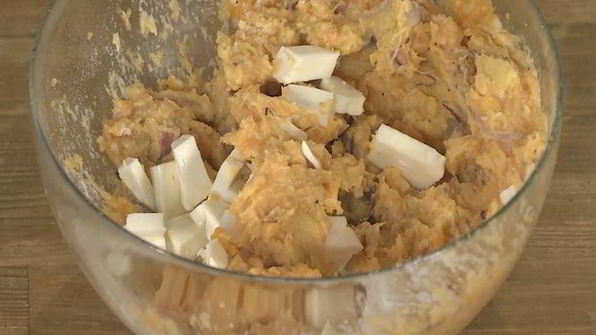 картофельные оладьи и запеченный перец с сосисками