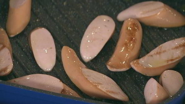 картофельные оладьи и запеченный перец с сосисками