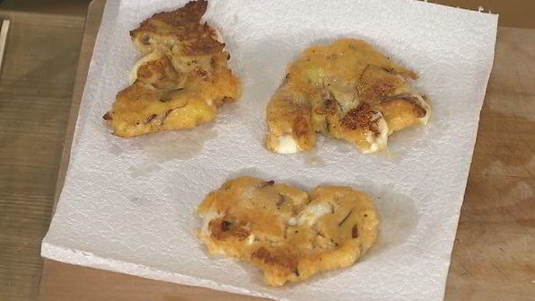 картофельные оладьи и запеченный перец с сосисками