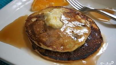 Кукурузные оладьи с черникой и апельсиновым маслом