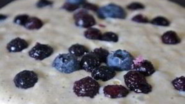 кукурузные оладьи с черникой и апельсиновым маслом