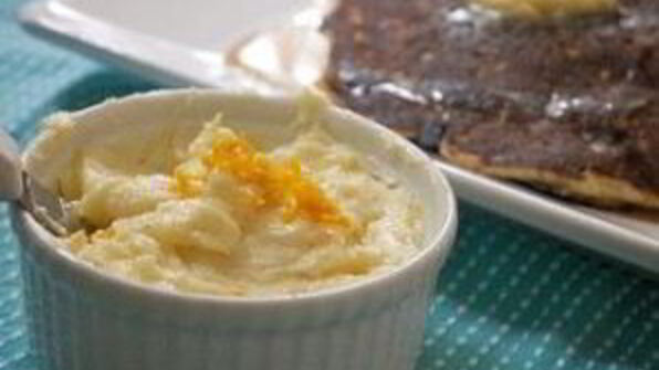 кукурузные оладьи с черникой и апельсиновым маслом