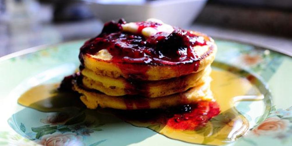 Рецепт кукурузные оладьи с ежевичным сиропом