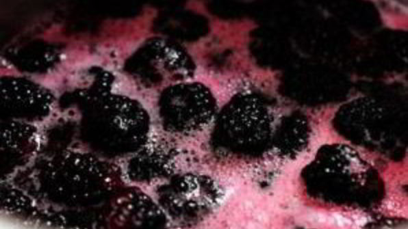 кукурузные оладьи с ежевичным сиропом