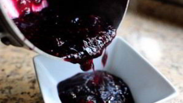 кукурузные оладьи с ежевичным сиропом