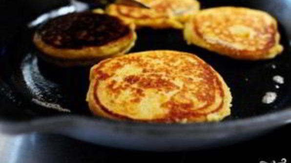 кукурузные оладьи с ежевичным сиропом