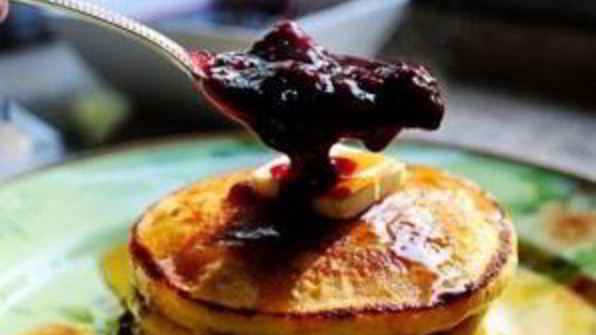 кукурузные оладьи с ежевичным сиропом