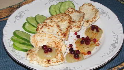 Курино-овощные оладьи с яблочным соусом