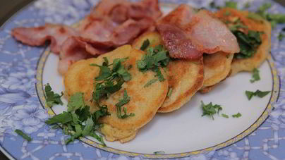 Оладушки из поленты со сладкой кукурузой и беконом