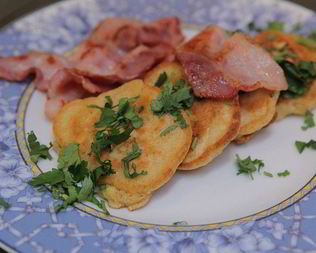 Оладушки из поленты со сладкой кукурузой и беконом
