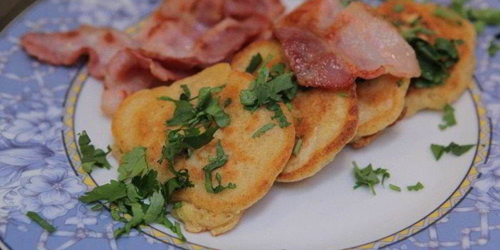Рецепт оладушки из поленты со сладкой кукурузой и беконом