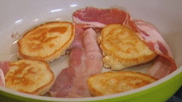 оладушки из поленты со сладкой кукурузой и беконом