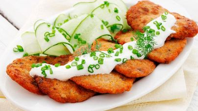 Оладьи из икры карпа со сметаной и огурцами