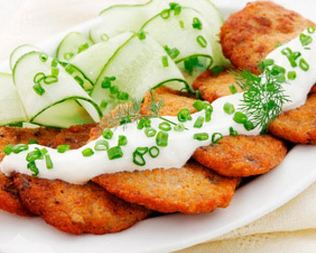 Оладьи из икры карпа со сметаной и огурцами