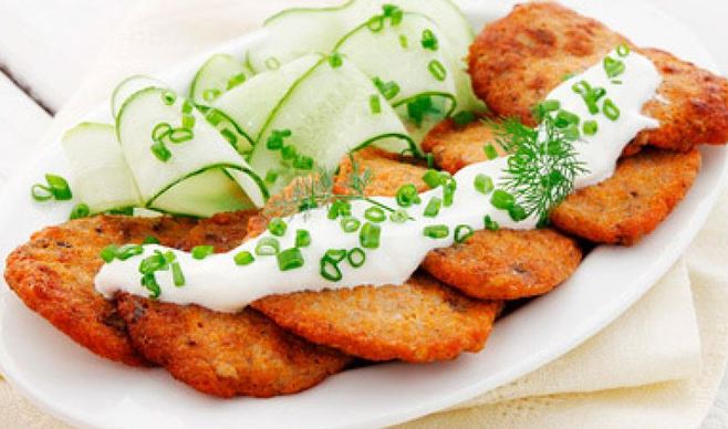 Оладьи из икры карпа со сметаной и огурцами