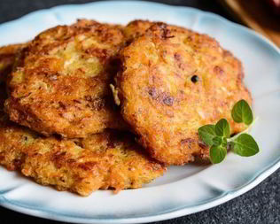 Оладьи из кабачков и сосисок на сковороде