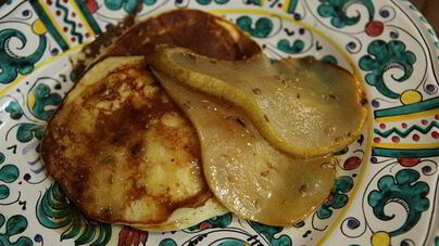 Оладьи из рикотты с карамелизированной грушей