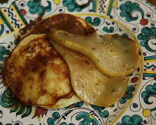 Оладьи из рикотты с карамелизированной грушей