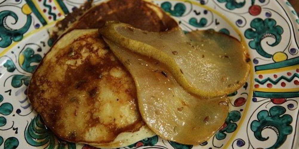 Рецепт оладьи из рикотты с карамелизированной грушей