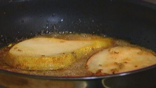 оладьи из рикотты с карамелизированной грушей