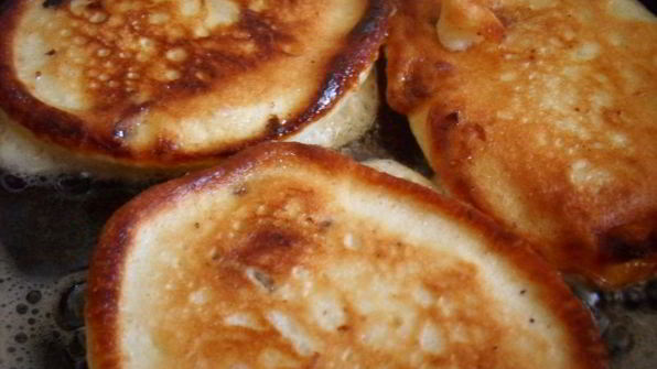 оладьи на кефире с черешней