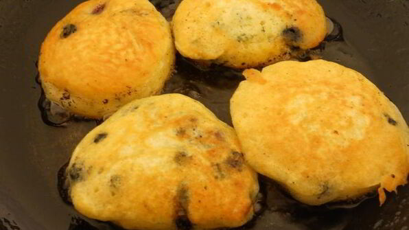 оладьи на кефире с черникой