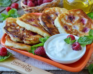 Оладьи на кефире с малиной