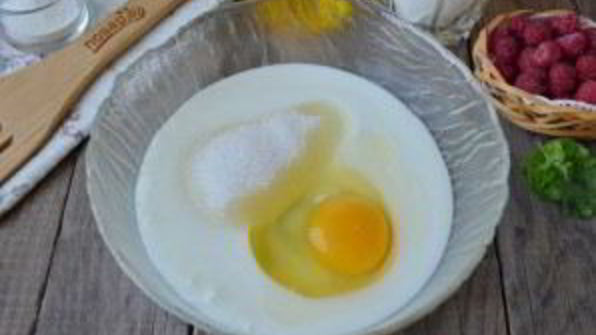 оладьи на кефире с малиной