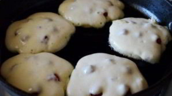 оладьи на кефире с малиной