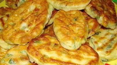 Оладьи на кефире с зеленым луком и яйцом