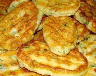 Оладьи на кефире с зеленым луком и яйцом