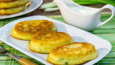 Оладьи на сметане с зеленым луком