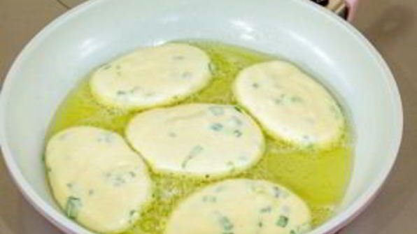 оладьи на сметане с зеленым луком