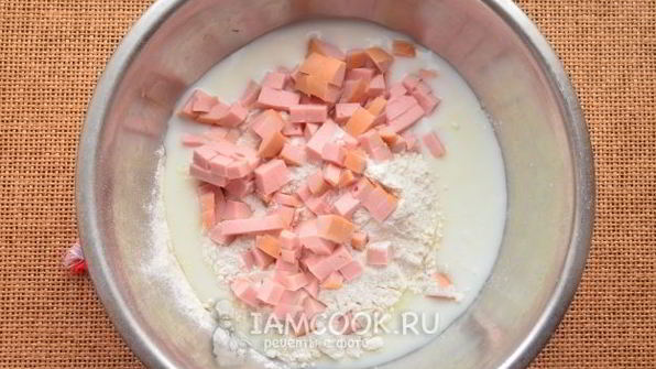 оладьи с колбасой на кефире
