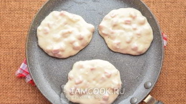 оладьи с колбасой на кефире