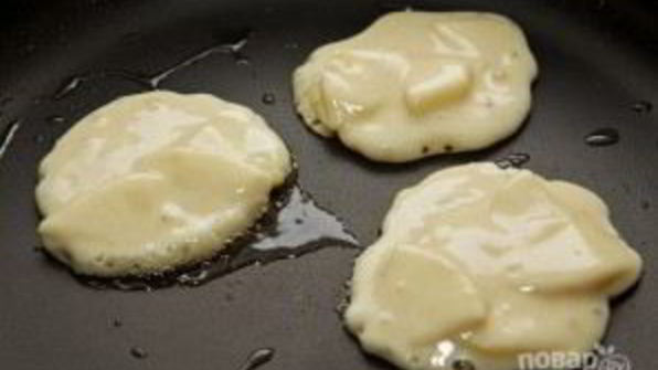 оладьи с яблоками на молоке