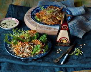 Овощные оладьи с сыром и сливочным соусом