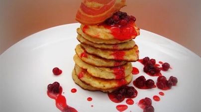 Овсяные оладьи с клюквенным соусом и беконом