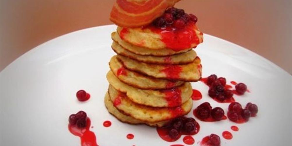 Рецепт овсяные оладьи с клюквенным соусом и беконом