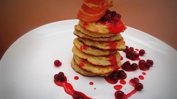 овсяные оладьи с клюквенным соусом и беконом