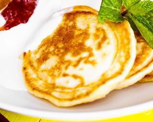 Пышные оладьи на кефире и дрожжах