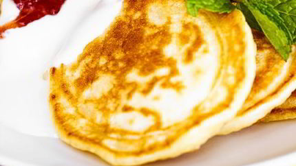 Пышные оладьи на кефире и дрожжах